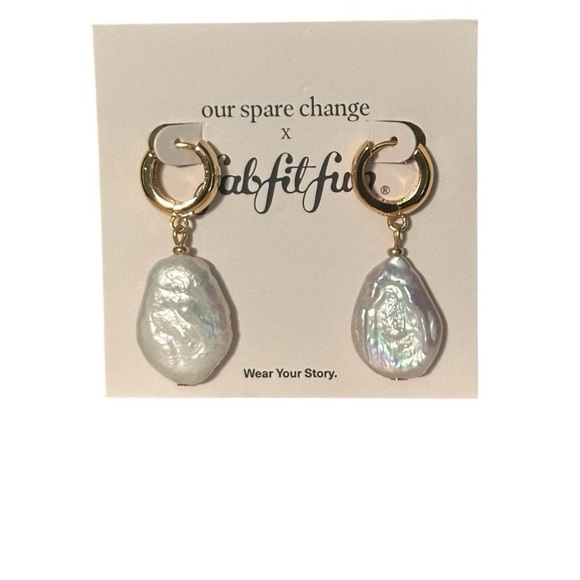 OUR SPARE CHANGE~FRESHWATER PEARL 18K GOLD HUGGIE EARRINGS~NEW WITH TAGS & BAG - Picture 11 of 16